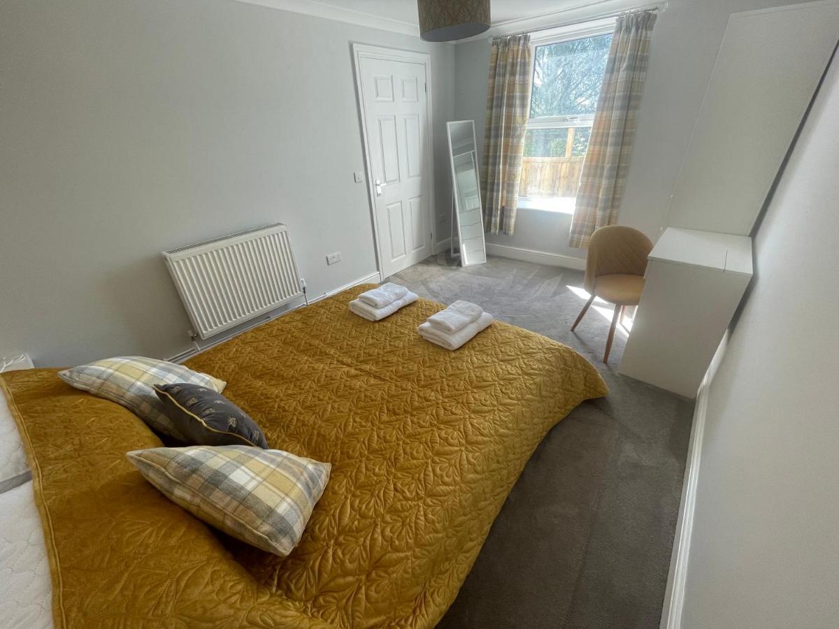Immaculate One Bedroom Home With Private Parking Swansea Exteriör bild